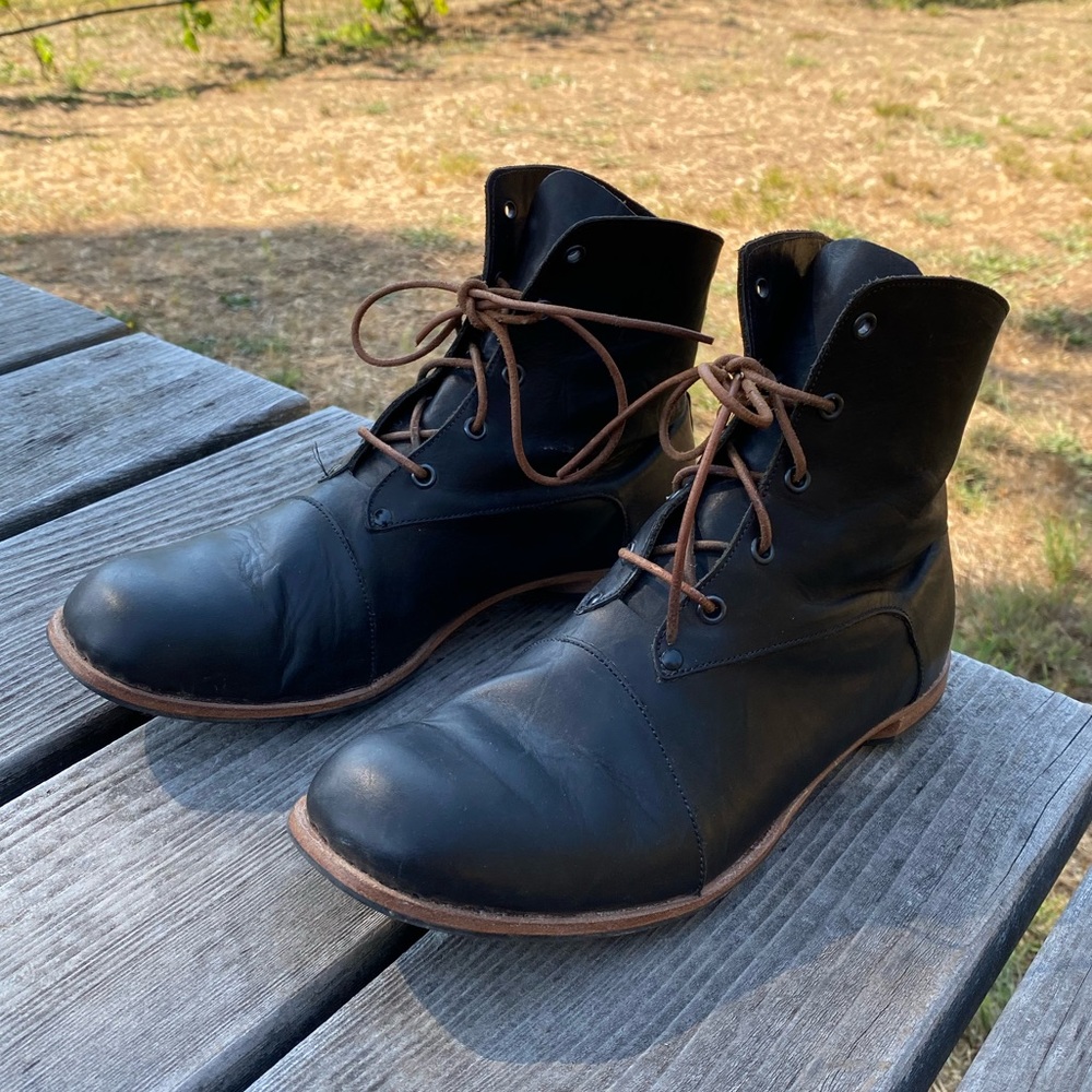 Cydwoq lace up boot